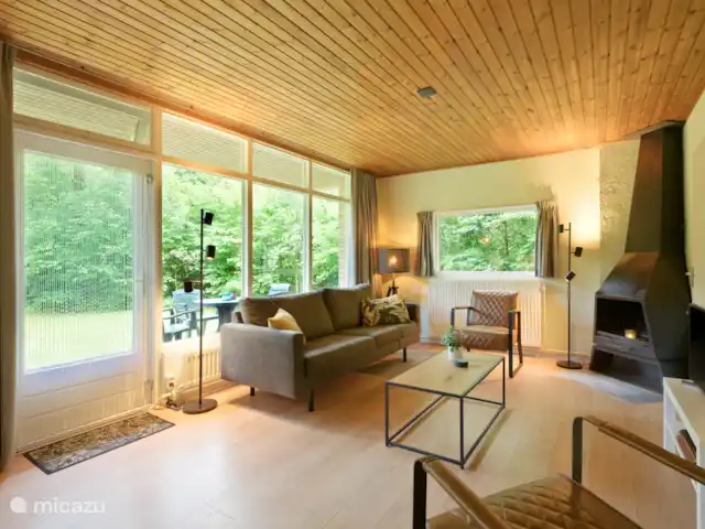 Woonkamer met directe toegang tot de tuin